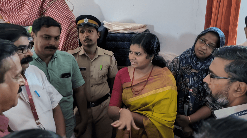 പീച്ചിയിലെ ഭൂചലന പ്രദേശങ്ങൾ തൃശൂർ ജില്ലാ കളക്ടർ ശിഖ സുരേന്ദ്രനും ഒല്ലൂക്കര ബ്ലോക്ക് പഞ്ചായത്ത് പ്രസിഡണ്ടും സന്ദർശിച്ചു