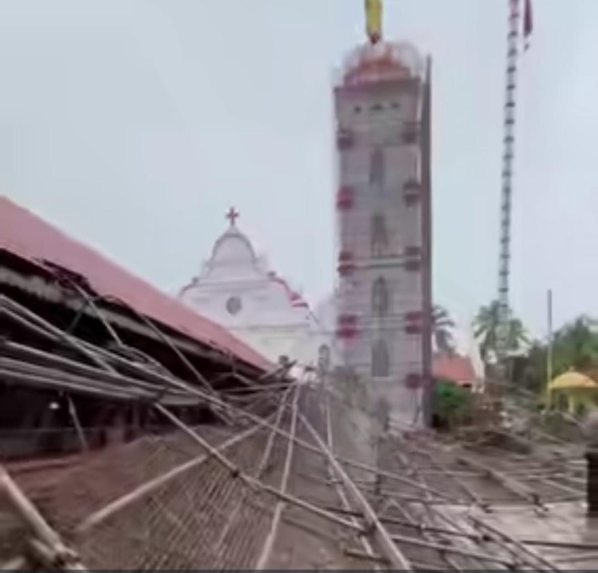 ​ശക്തമായ കാറ്റിലും മഴയിലും പാലയൂർ പള്ളിക്ക് മുൻപിലെ തിരുനാൾ അലങ്കാര ലൈറ്റുകൾ തകർന്നു വീണു; വൻ ദുരന്തം ഒഴിവായത് തലനാരിഴയ്ക്ക്.