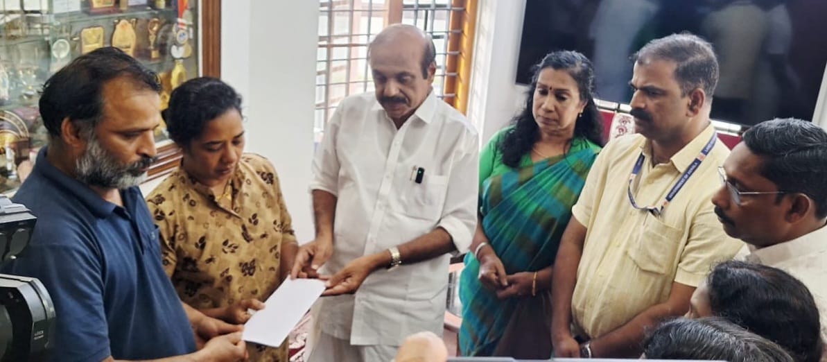 ആളൂർ പോലീസ് വാഹന അപകടം: ജുവിൻ രാജുവിന്റെ കുടുംബത്തിന് അഞ്ചു ലക്ഷം രൂപ ധനസഹായം കൈമാറി