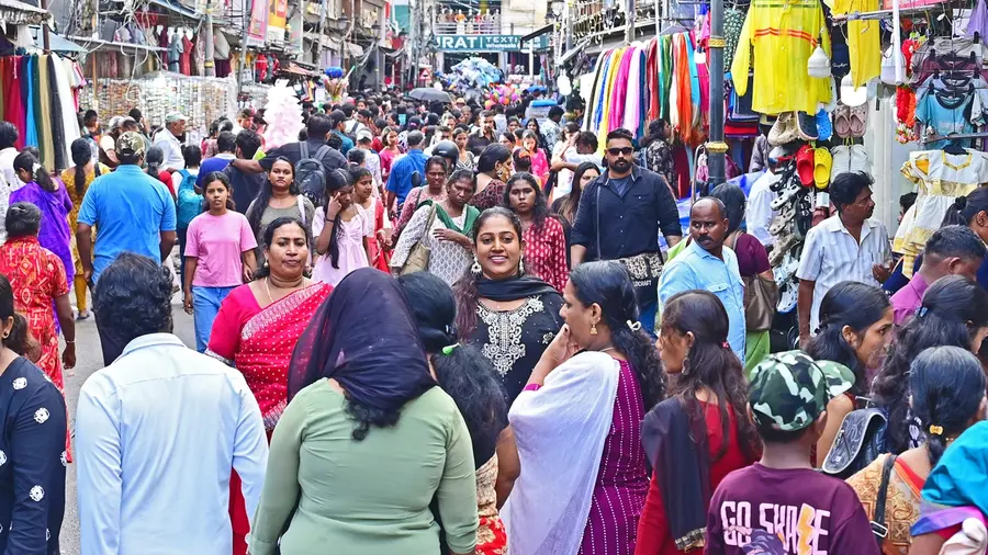 ഉത്രാടപ്പാച്ചിൽ: അന്നത്തെ ഓണത്തിരക്കിൽ നിന്ന് ഇന്നത്തെ ഓഫർ കാലത്തിലേക്ക്ഓണം വരുന്നതിന്റെ ഏറ്റവും വലിയ സൂചനകളിലൊന്നാണ് ഉത്രാടപ്പാച്ചിൽ.