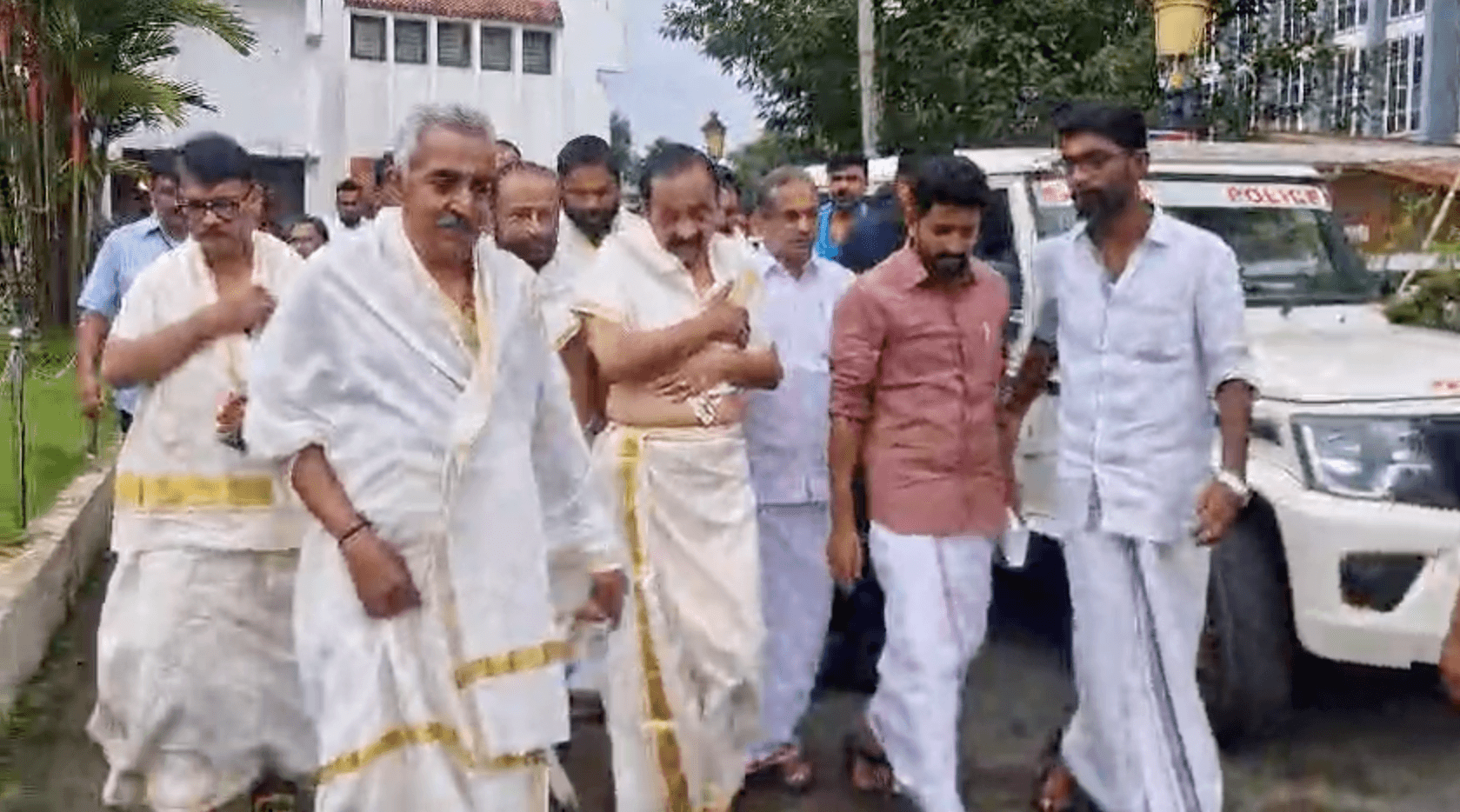 ​ഗുരുവായൂർ ക്ഷേത്രത്തിൽ ദർശനം നടത്തി മുഖ്യമന്ത്രി; മാധ്യമപ്രവർത്തകരുടെ ചോദ്യങ്ങൾക്ക് മറുപടി നൽകാൻ കൂട്ടാക്കാതെ മടങ്ങി