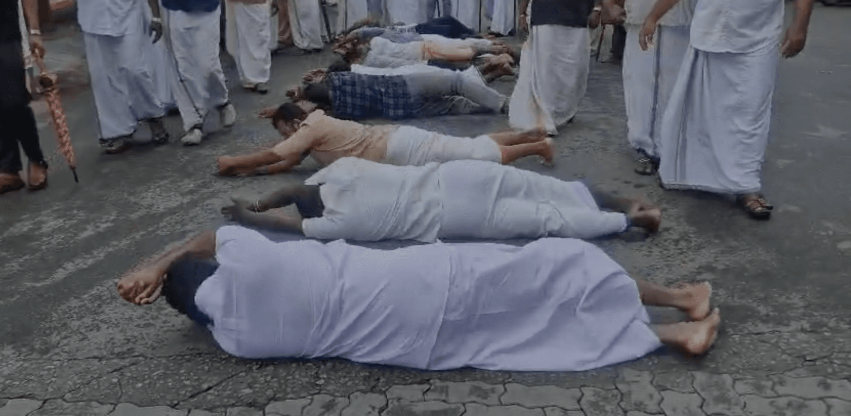 ഗുരുവായൂർ ബസ് സ്റ്റാൻഡ് നിർമ്മാണം വൈകുന്നു: ബി.ജെ.പി നേതൃത്വത്തിൽ നഗരസഭയ്ക്ക് മുന്നിൽ ശയനപ്രദക്ഷിണ സമരം
