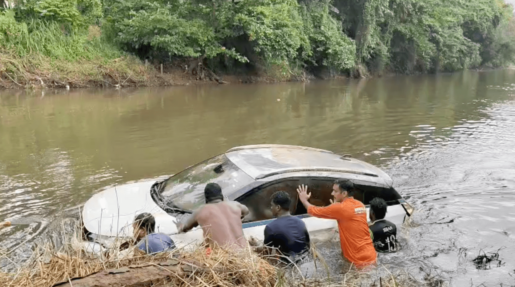 മണലിപ്പുഴയിൽ മുങ്ങിയ കാർ മൂന്ന് മണിക്കൂർ നീണ്ട പരിശ്രമത്തിനൊടുവിൽ കരയ്‌ക്കെത്തിച്ചു; രക്ഷപ്പെട്ടത് അത്ഭുതകരമായി
