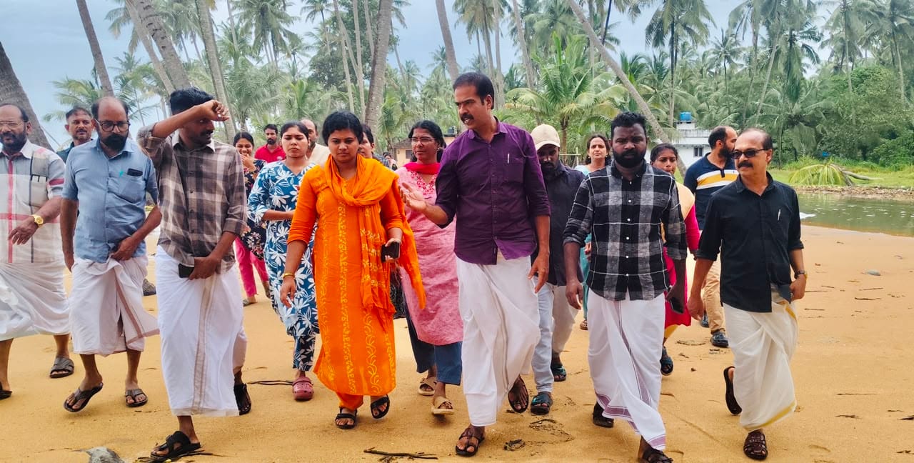 തൃശൂർ ജില്ലയിലെ വാടാനപ്പള്ളി, പൊക്കാഞ്ചേരി തീരദേശ മേഖലകളിൽ രൂക്ഷമായ കടലാക്രമണത്തെത്തുടർന്ന് ജനങ്ങളുടെ ആശങ്കകളും നാശനഷ്ടങ്ങളും നേരിട്ട് വിലയിരുത്തുന്നതിനായാണ് ജില്ലാ കളക്ടർ ശിഖ സുരേന്ദ്രൻ പ്രദേശത്ത് സന്ദർശനം നടത്തി.