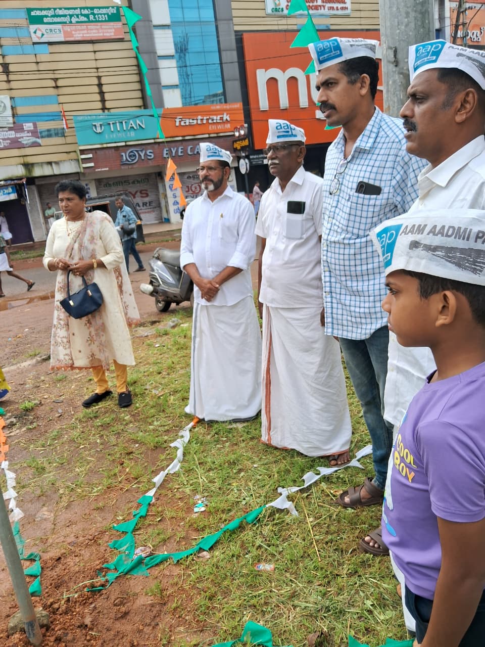 രാജ്യം വിവിധ ചേരികളിൽ നിന്ന് സ്വാതന്ത്ര്യദിനം ആഘോഷിച്ചപ്പോൾ, ആം ആദ്മി പാർട്ടിചാലക്കുടിയിൽ ജനഗണമന ആലപിച്ച് ദേശീയ പതാക ഉയർത്തി