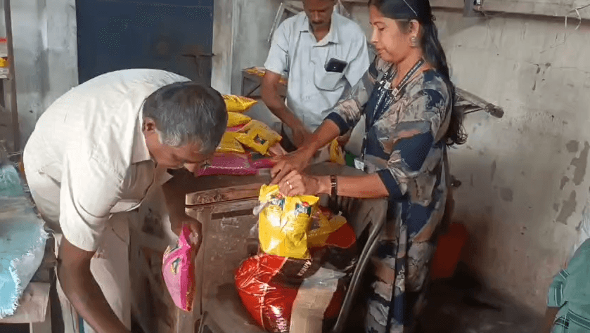 അതിദരിദ്രർക്കുള്ള ആട്ടപ്പൊടി ഹോട്ടലിൽ.37 പായ്ക്കറ്റുകൾ പിടിച്ചെടുത്ത സംഭവം സപ്ലൈസ് വകുപ്പിനെ അറിയിച്ചില്ലെന്ന് ആക്ഷേപം; അന്വേഷണം ആരംഭിച്ചു.