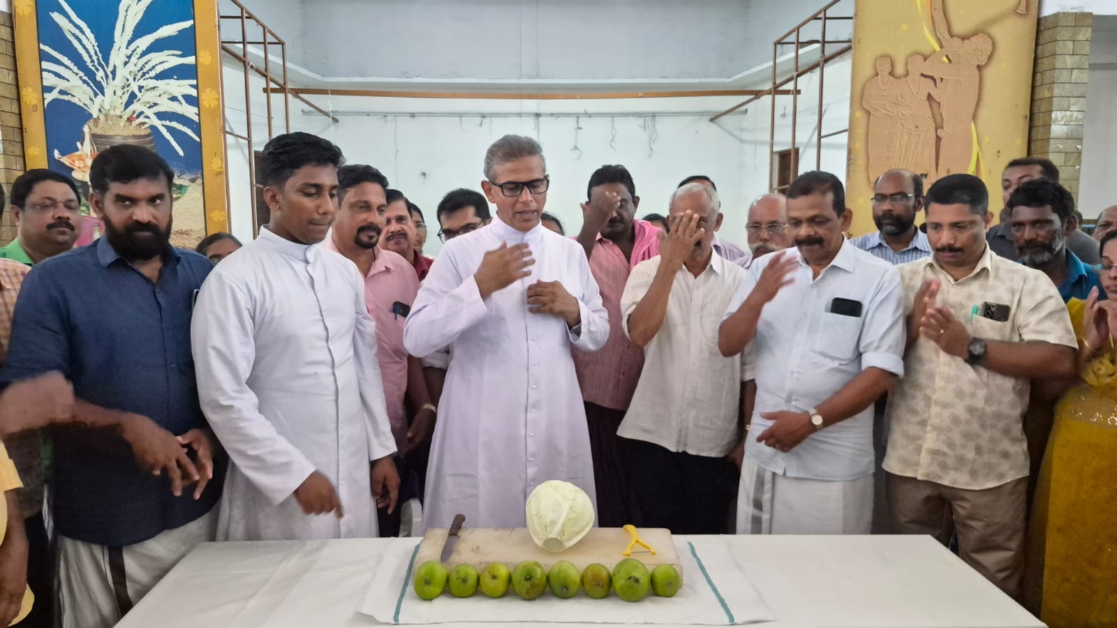 കൊരട്ടി സെന്റ് മേരിസ് ഫോറോന പള്ളിയിൽ കന്യകാ മാതാവിന്റെ ജനനതിരുന്നാളിന് വികാരി ഫാ. ജോൺസൺ കക്കാട്ട് കൊടിയേറ്റി.