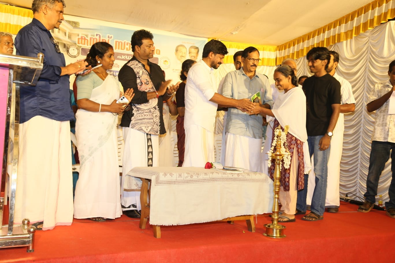 13 കുടുംബങ്ങൾക്ക് തണലൊരുക്കി ‘കനിവ്’സാന്ത്വനം പാർപ്പിട പദ്ധതിയിലെ നാല് വീടുകളുടെ താക്കോൽ കൈമാറി