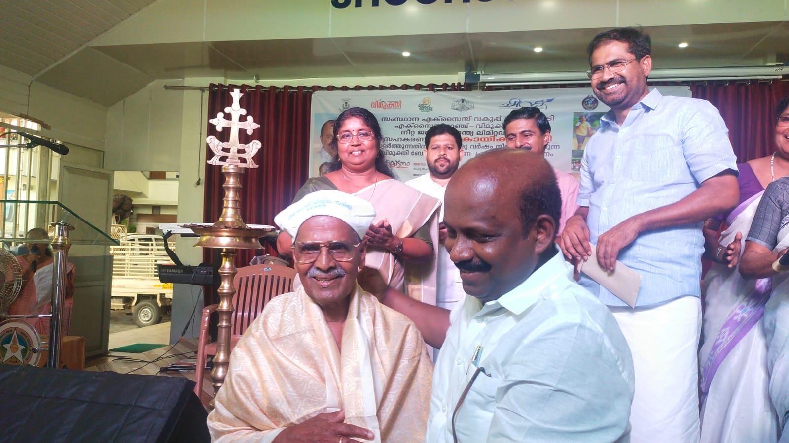 “43 വർഷമായി ലഹരിക്കെതിരെ പോരാട്ടം; റപ്പായി കണ്ണമ്പുഴയ്ക്ക് എക്സൈസ് വകുപ്പിന്റെ ആദരം”