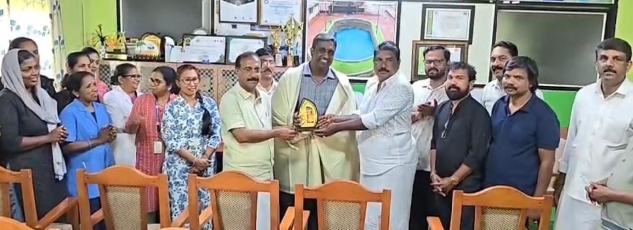 ഇടുപ്പ് മാറ്റിവയ്ക്കൽ ശസ്ത്രക്രിയ വിജയകരമായി പൂർത്തിയാക്കിഡോ. സുജിത്ത് സുരേന്ദ്രനും ആശുപത്രി ടീമിനും വൈസ്മെൻസ് ക്ലബ്ബിന്റെ ആദരം