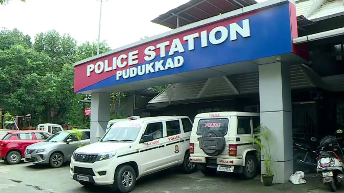 പൊലീസ് ജീപ്പിടിച്ച് പരിക്കേറ്റയാളെ ആശുപത്രിയിലെത്തിച്ചില്ല; പുതുക്കാട് സ്റ്റേഷനിൽ എസ്.ഐ ഉൾപ്പെടെ നാലുപേർക്ക് സസ്പെൻഷൻ