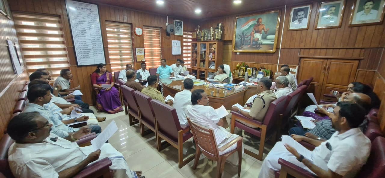 ചാലക്കുടി പട്ടണത്തിൽ ഒക്ടോബർ 12 മുതൽ ഗതാഗത പരിഷ്കാരംആവശ്യമായ മുന്നറിയിപ്പുകൾ നൽകി; പരിഷ്കാരം കർശനമായി നടപ്പാക്കാൻ തീരുമാനം