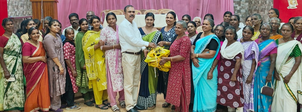തൊഴിലുറപ്പ് ജീവനക്കാർക്ക് ഗ്ലൗസും ബൂട്ട്സും വിതരണം ചെയ്തു.