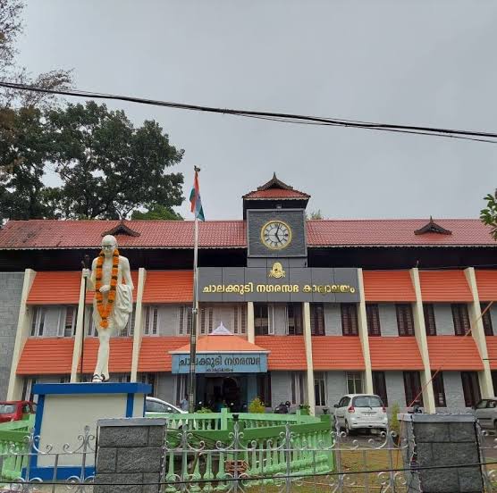 ശുചിത്വ കേരളത്തിന് ചാലക്കുടി നഗരസഭയിൽ തുടക്കം. ചുവരുകളിൽ പോസ്റ്റർ പതിച്ചാൽ പിഴ. നഗരസഭ ഓഫീസും പൊതുസ്ഥലങ്ങളും ശുചീകരിച്ചു. ബസ് സ്റ്റേഷൻ സൗന്ദര്യവൽക്കരണത്തിനും തുടക്കം.